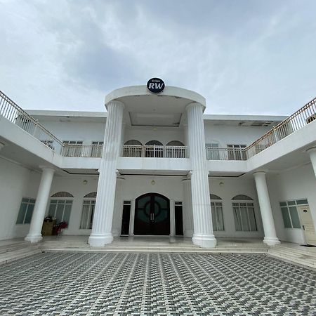 Griya Rw Family Guest House Redpartner Surakarta  Exterior photo