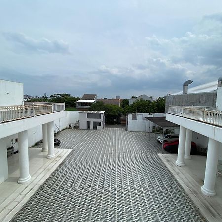 Griya Rw Family Guest House Redpartner Surakarta  Exterior photo