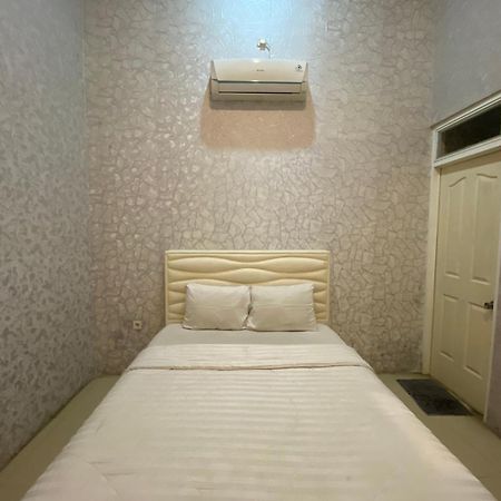 Griya Rw Family Guest House Redpartner Surakarta  Exterior photo