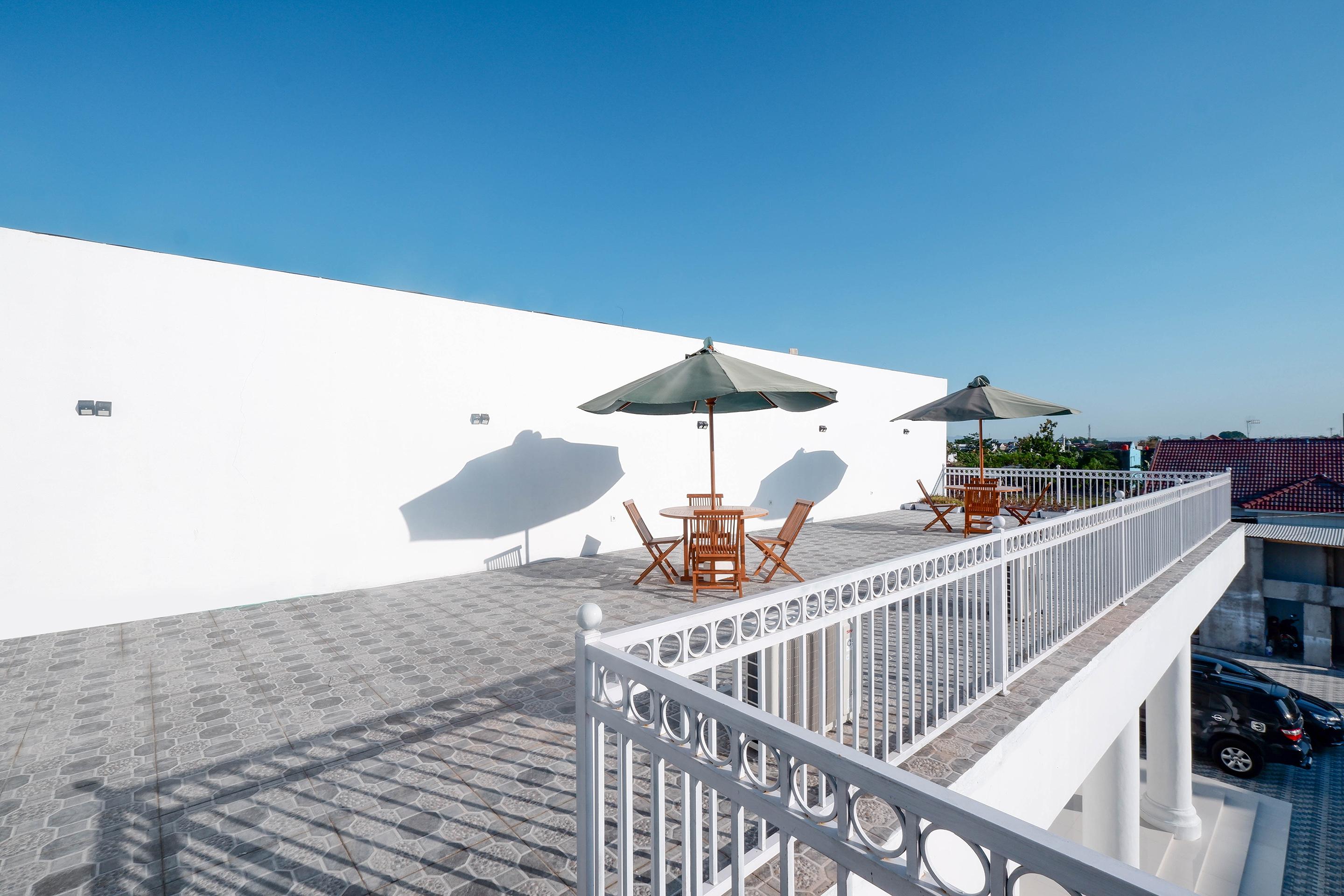 Griya Rw Family Guest House Redpartner Surakarta  Exterior photo