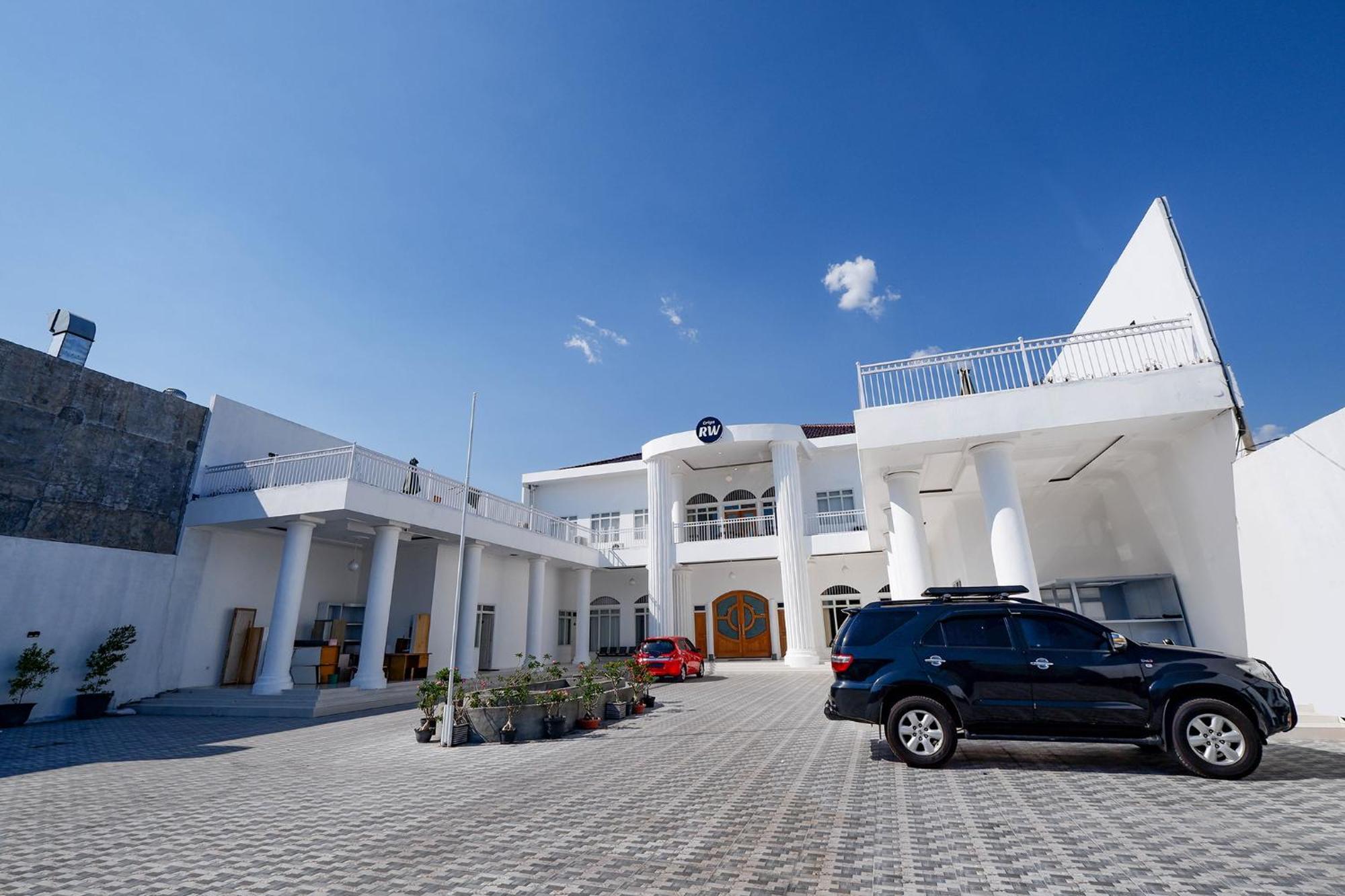 Griya Rw Family Guest House Redpartner Surakarta  Exterior photo
