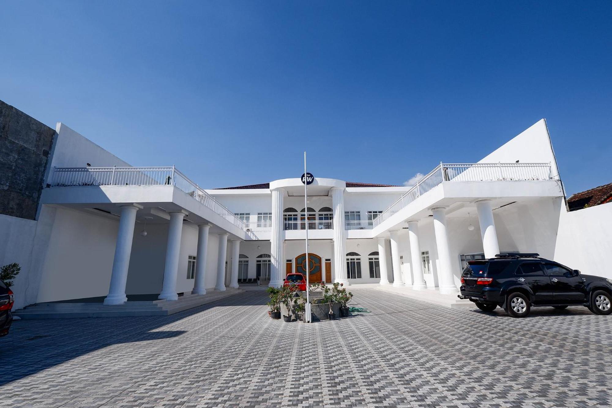 Griya Rw Family Guest House Redpartner Surakarta  Exterior photo