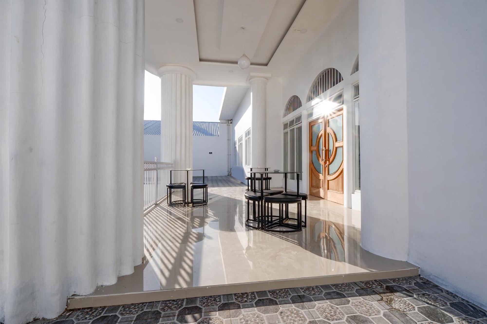 Griya Rw Family Guest House Redpartner Surakarta  Exterior photo