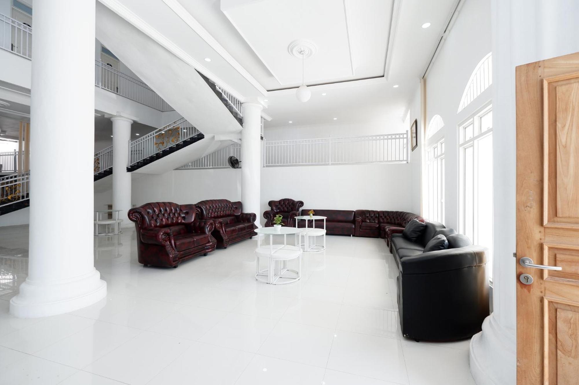 Griya Rw Family Guest House Redpartner Surakarta  Exterior photo