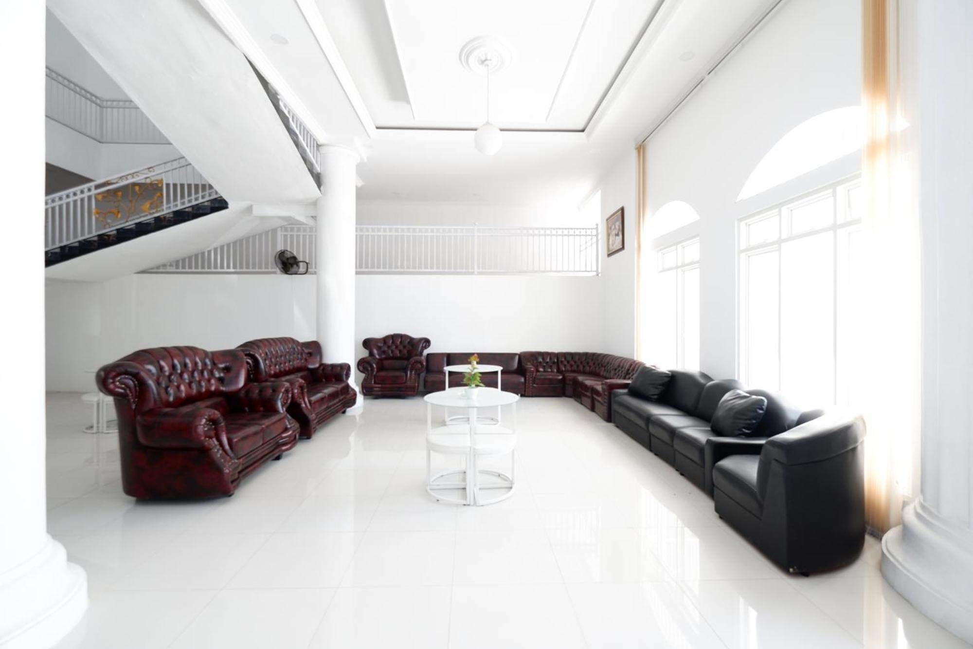 Griya Rw Family Guest House Redpartner Surakarta  Exterior photo