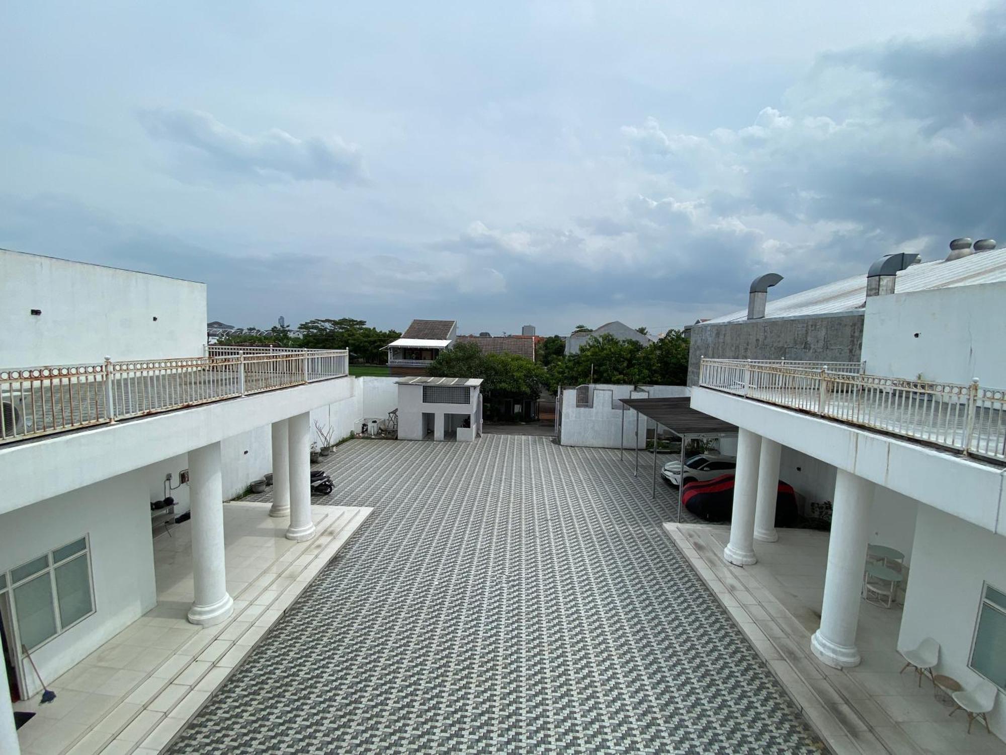 Griya Rw Family Guest House Redpartner Surakarta  Exterior photo