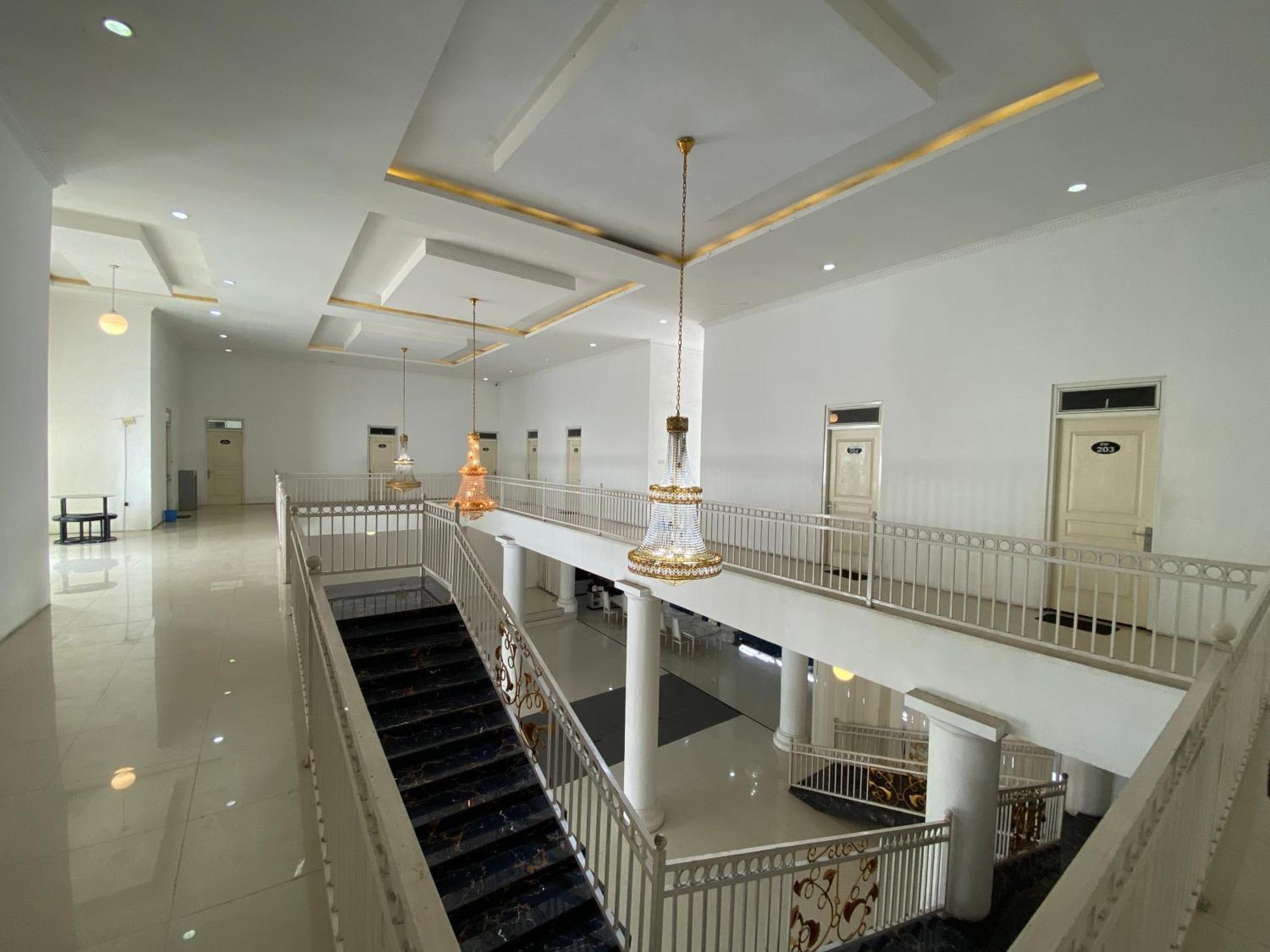 Griya Rw Family Guest House Redpartner Surakarta  Exterior photo
