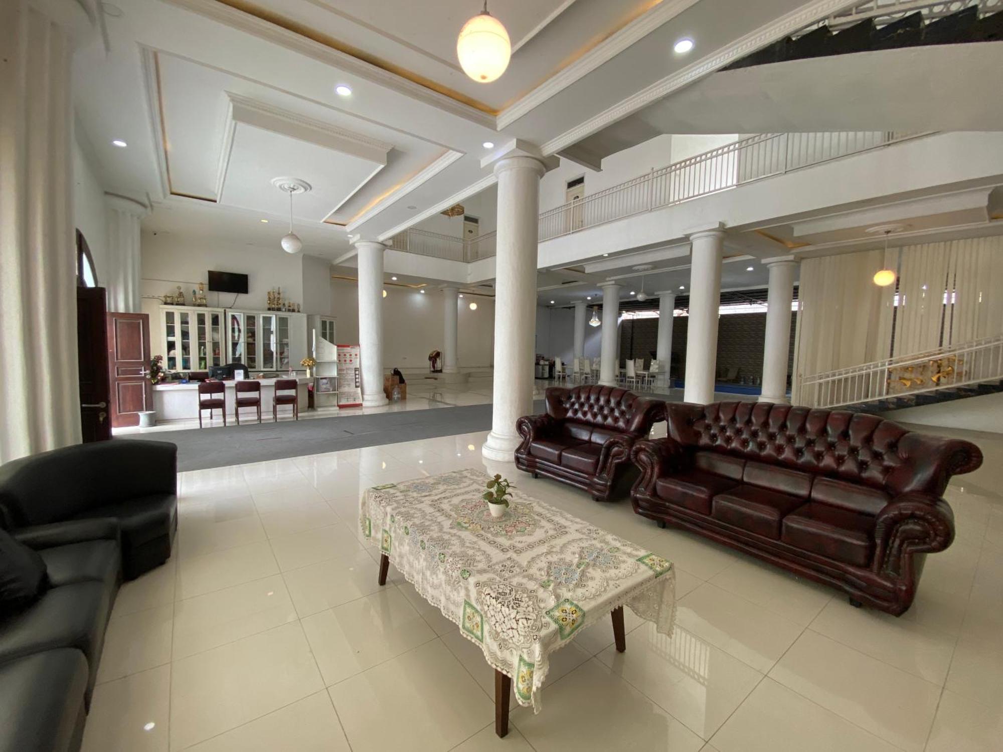 Griya Rw Family Guest House Redpartner Surakarta  Exterior photo