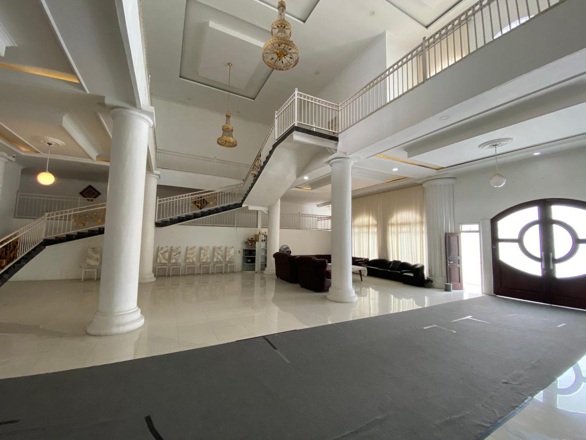 Griya Rw Family Guest House Redpartner Surakarta  Exterior photo