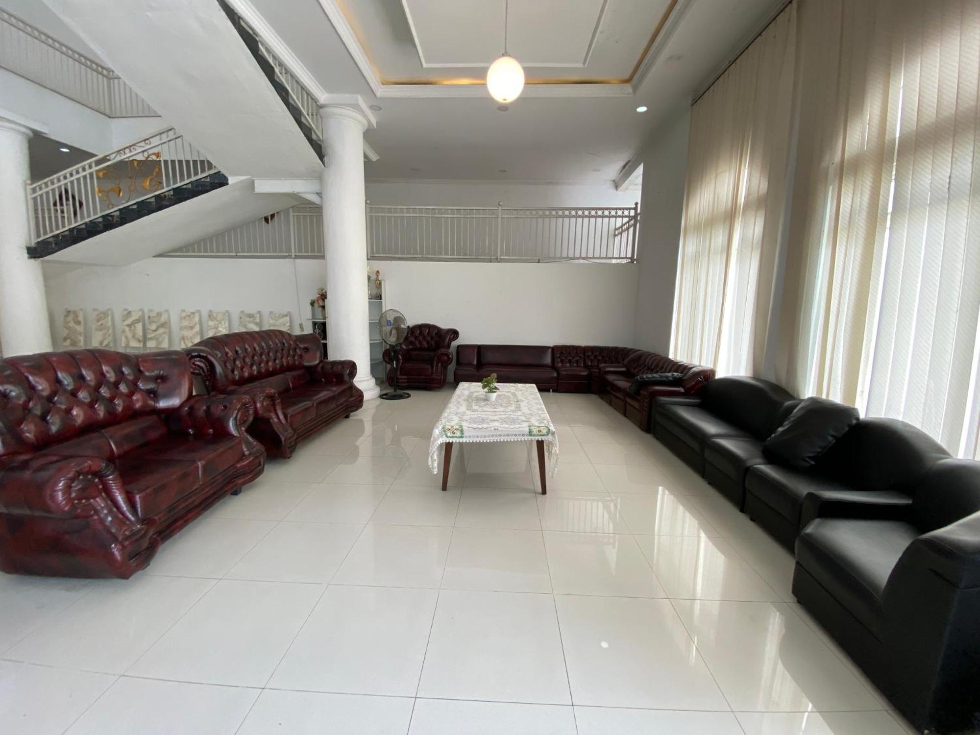Griya Rw Family Guest House Redpartner Surakarta  Exterior photo