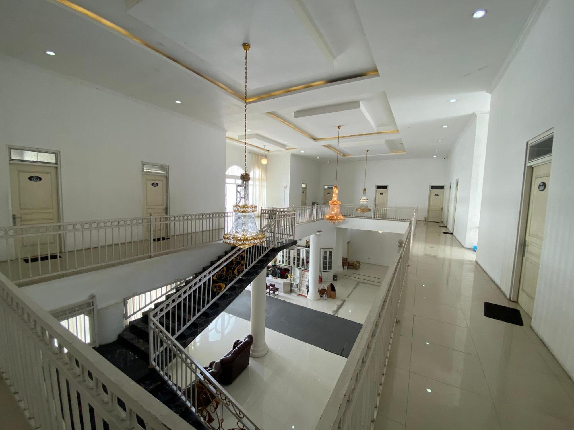 Griya Rw Family Guest House Redpartner Surakarta  Exterior photo