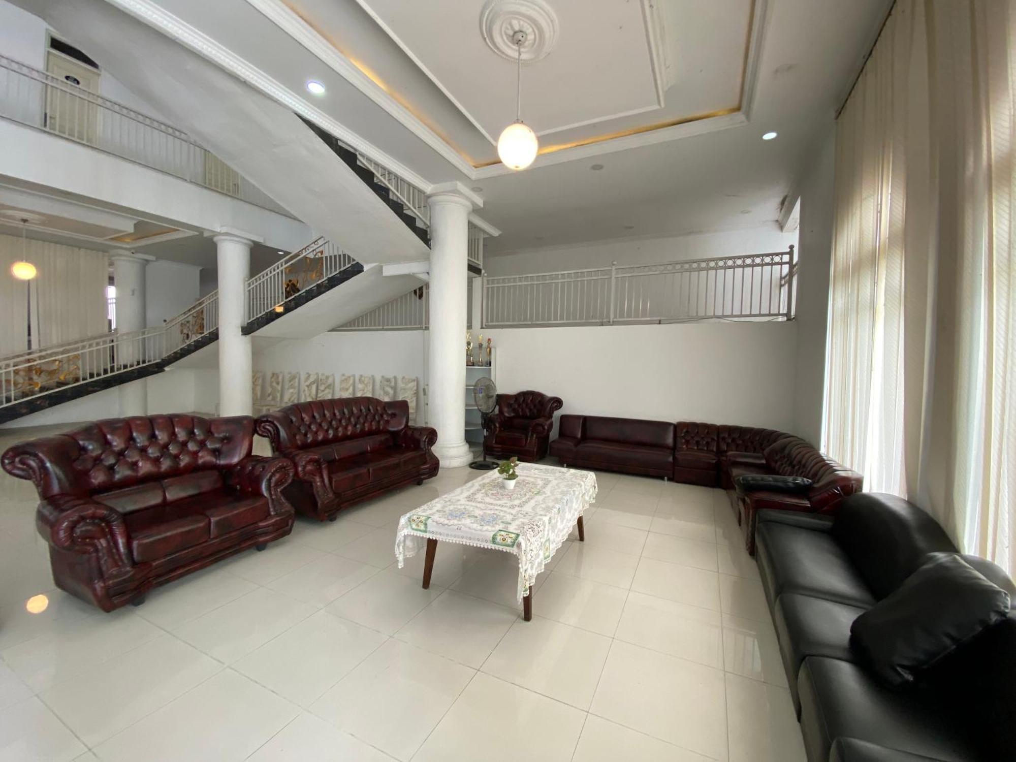 Griya Rw Family Guest House Redpartner Surakarta  Exterior photo