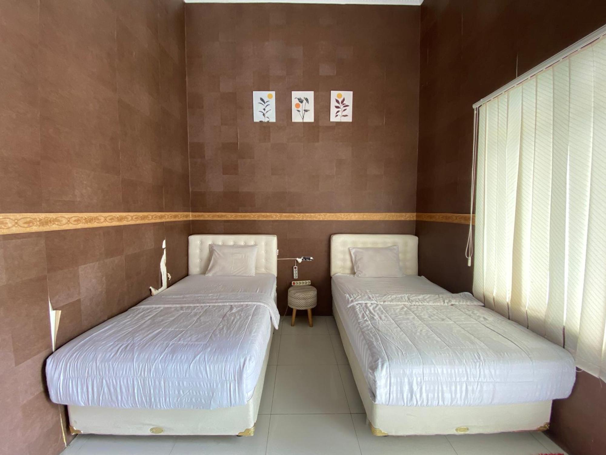 Griya Rw Family Guest House Redpartner Surakarta  Exterior photo